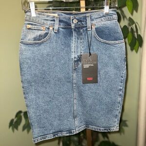 LEVI’s Premium Denim Skirt NWT Size 26